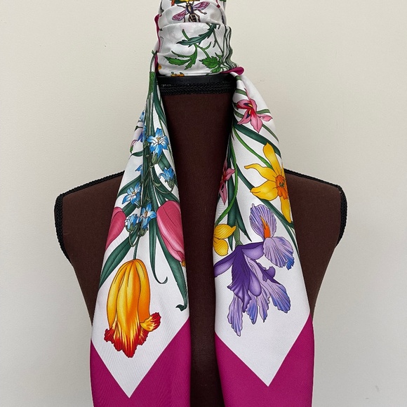 New Gucci Scarf Flora White Pink Border Multicolor Silk Wrap with Gucci gift box - Picture 10 of 15